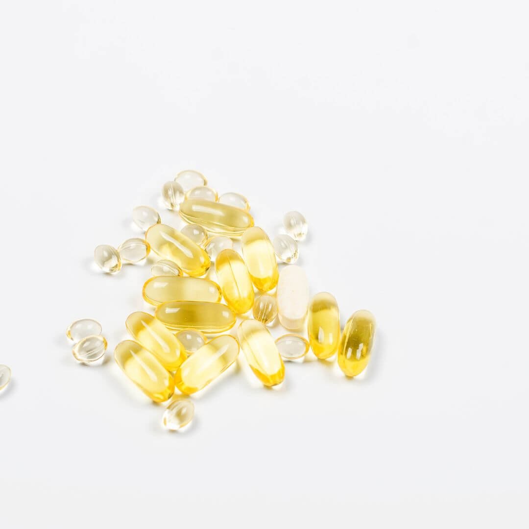 Maisto papildai miegui ir atsipalaidavimui geltoni ir skaidrūs kapsulės.