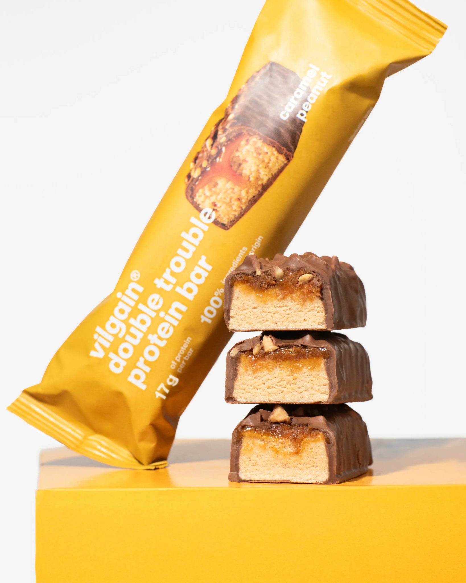 Double Trouble Bar Caramel & Peanuts – baltyminis batonėlis su karamele ir žemės riešutais (55 g) - Realsport.lt