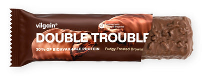 Double Trouble Bar Caramel & Peanuts – baltyminis batonėlis su karamele ir žemės riešutais (55 g) - Realsport.lt